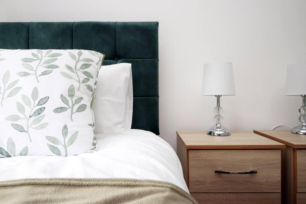Holiday House For 7 Guests, Free Wi-Fi & Self Check-In Explore Newport Villa Bagian luar foto