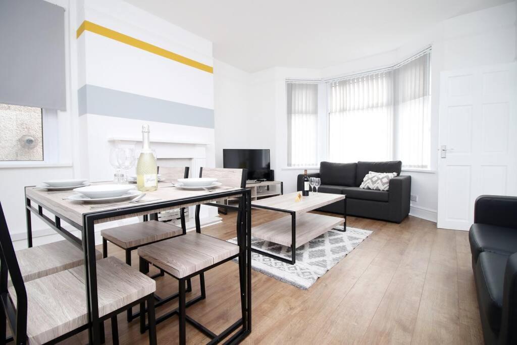 Holiday House For 7 Guests, Free Wi-Fi & Self Check-In Explore Newport Villa Bagian luar foto
