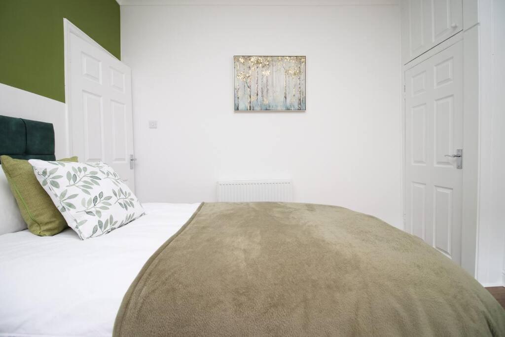 Holiday House For 7 Guests, Free Wi-Fi & Self Check-In Explore Newport Villa Bagian luar foto