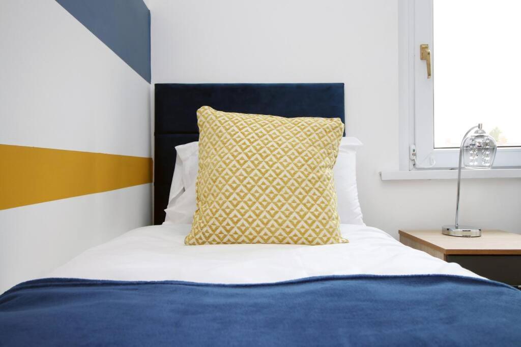 Holiday House For 7 Guests, Free Wi-Fi & Self Check-In Explore Newport Villa Bagian luar foto