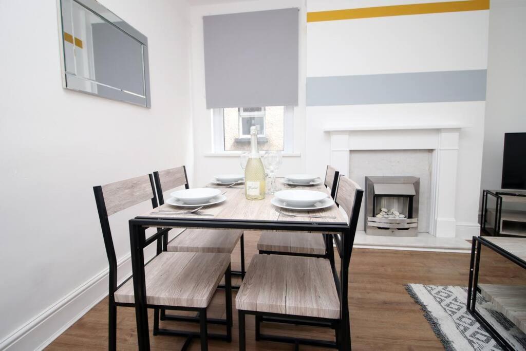 Holiday House For 7 Guests, Free Wi-Fi & Self Check-In Explore Newport Villa Bagian luar foto