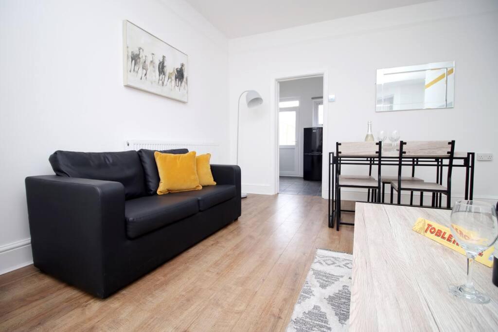 Holiday House For 7 Guests, Free Wi-Fi & Self Check-In Explore Newport Villa Bagian luar foto
