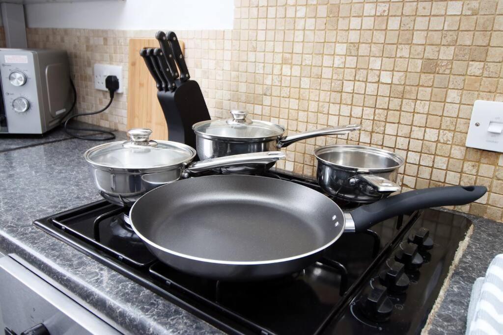 Holiday House For 7 Guests, Free Wi-Fi & Self Check-In Explore Newport Villa Bagian luar foto