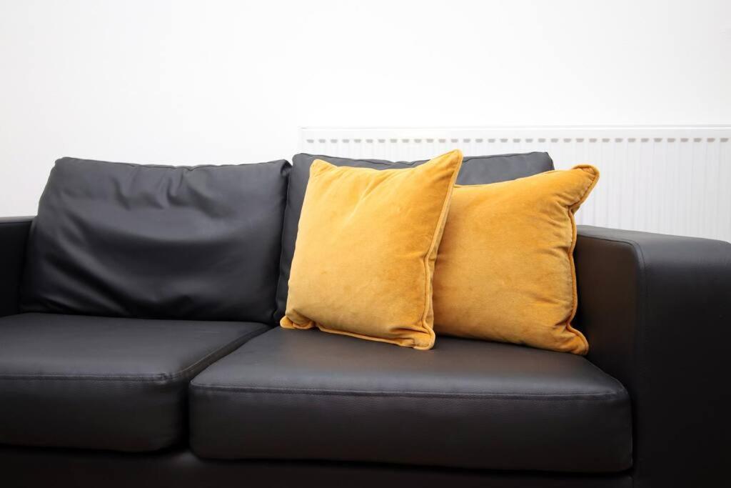 Holiday House For 7 Guests, Free Wi-Fi & Self Check-In Explore Newport Villa Bagian luar foto