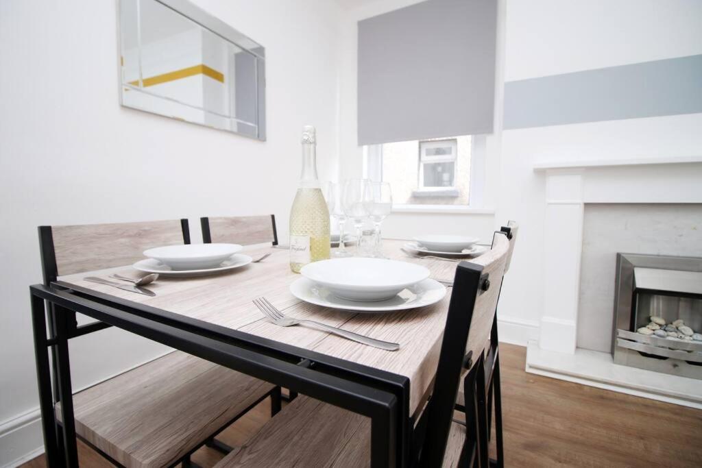 Holiday House For 7 Guests, Free Wi-Fi & Self Check-In Explore Newport Villa Bagian luar foto