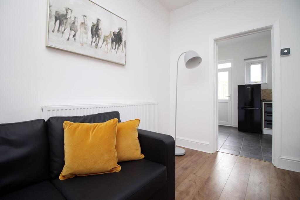 Holiday House For 7 Guests, Free Wi-Fi & Self Check-In Explore Newport Villa Bagian luar foto
