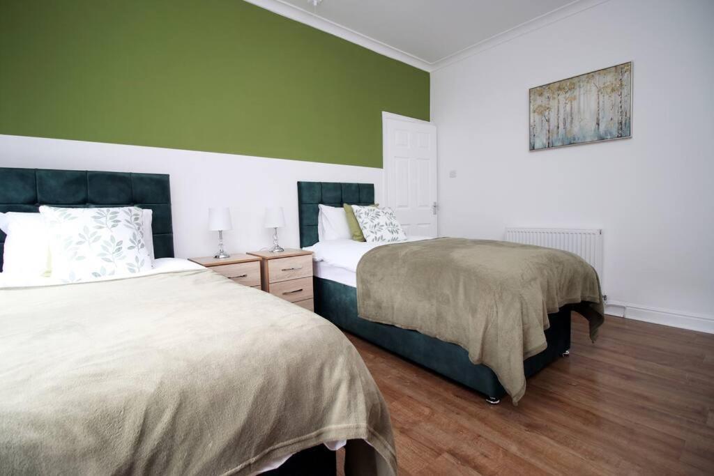 Holiday House For 7 Guests, Free Wi-Fi & Self Check-In Explore Newport Villa Bagian luar foto