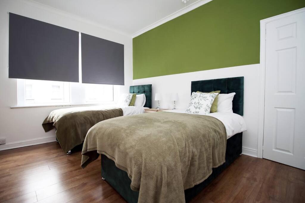 Holiday House For 7 Guests, Free Wi-Fi & Self Check-In Explore Newport Villa Bagian luar foto