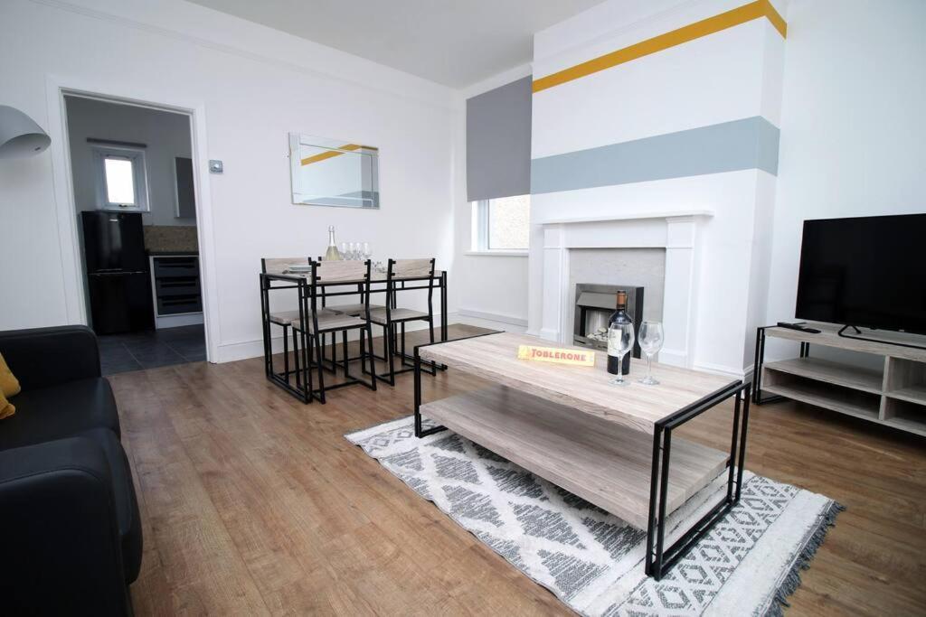Holiday House For 7 Guests, Free Wi-Fi & Self Check-In Explore Newport Villa Bagian luar foto