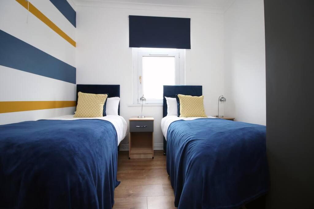 Holiday House For 7 Guests, Free Wi-Fi & Self Check-In Explore Newport Villa Bagian luar foto